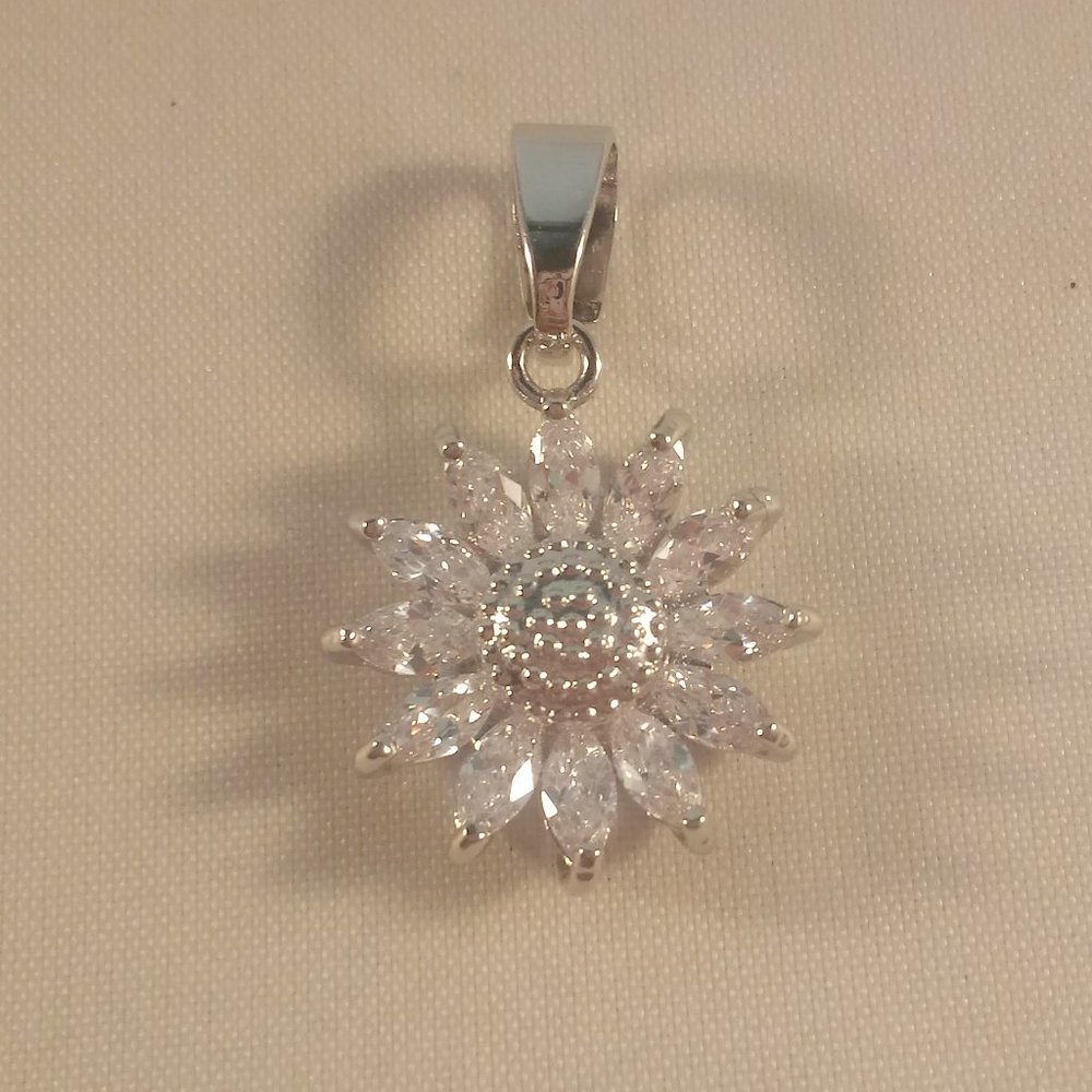 18K White Gold Filled Sunflower 12 Marquise Diamond Zircon Pendant Gorgeous Gift - Picture 2 of 3